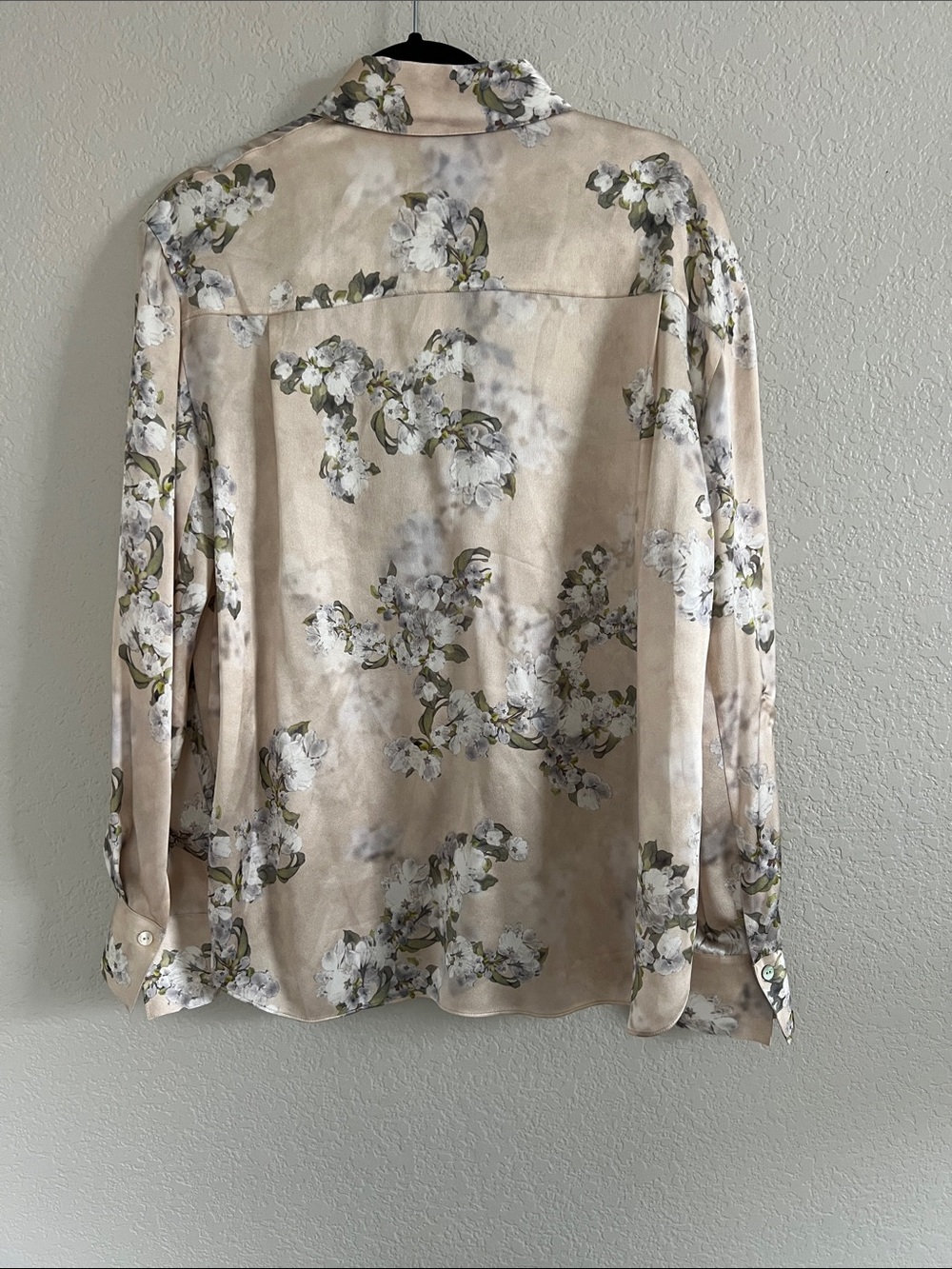 VINCE Hazy Blossom Long Sleeve Button-up Silk Blouse. Size Large - Picture 7 of 11
